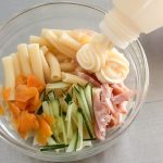 食堂の定食には欠かせない付け合わせがマカロニサラダ。もちろん付け合わせですから、主役はメイン料理