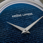 湖面の鏡のような静けさと落ち着きを連想させる深いインディゴブルーの色味