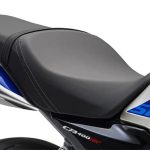 前端の幅を絞った断面形状とすることで良好な足つき性を叶えるシート