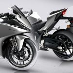 「CBR400R FOUR E-Clutch」のデザインは、車体重心を前方に寄せたようなアグレッシブなフォルムと金属を加工機でソリッドに削りだしたようなサーフェス表現、そしてモダンな灯火類によって近未来的なマシンの空気感を醸し出す