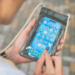 スマホは入れたままタッチ操作できる