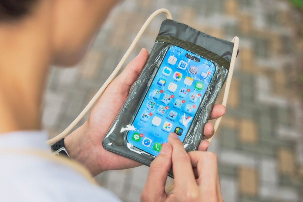 スマホは入れたままタッチ操作が可能