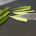 STEP1 豚バラとオクラを切り調味料を混ぜる