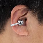 イヤーカフ型イヤホンは耳穴をふさがないので、周囲の音が入ってくる安心感と耳が熱くならないという特徴があります