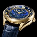北緯35度から見える実視等級4.0等以上の恒星452個と、主な星雲・星団119個を文字板上に表示する星座早見機能を搭載