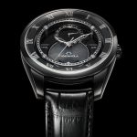 特定店限定モデルは「BU0024-02N」はケースにデュラテクトDLCを施したステンレスを採用。バンドはワニ革で、どっしりとした高級感を漂わせている
