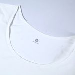 襟ぐりも深くアウターに干渉しない