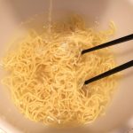 ラーメンを1分茹でた後冷水で冷やす