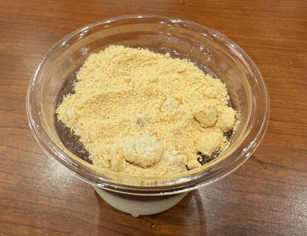 別添えのきな粉を上にまぶして食べると、あんこの優しい甘みときな粉の香ばしさが広がる上品な和菓子に変化!