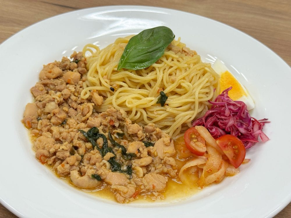 大人気のデニーズ×エリックサウス第2弾「キーマカレー&ガパオのあいがけそば」はひと皿で二度も三度も楽しめる魅惑のスパイシーメニューだった!