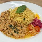 大人気のデニーズ×エリックサウス第2弾「キーマカレー＆ガパオのあいがけそば」はひと皿で二度も三度も楽しめる魅惑のスパイシーメニューだった！
