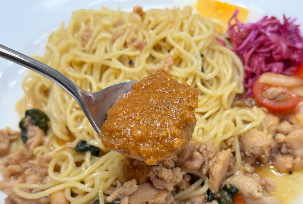 ガパオの美味しさを堪能した後は、いよいよ別添えのキーマカレーを投入!