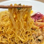 ガパオの旨味にキーマカレーの重厚なスパイスのコクが重なり合って、刺激的でありながらも奥深い、さらにやみつきになる美味しさに