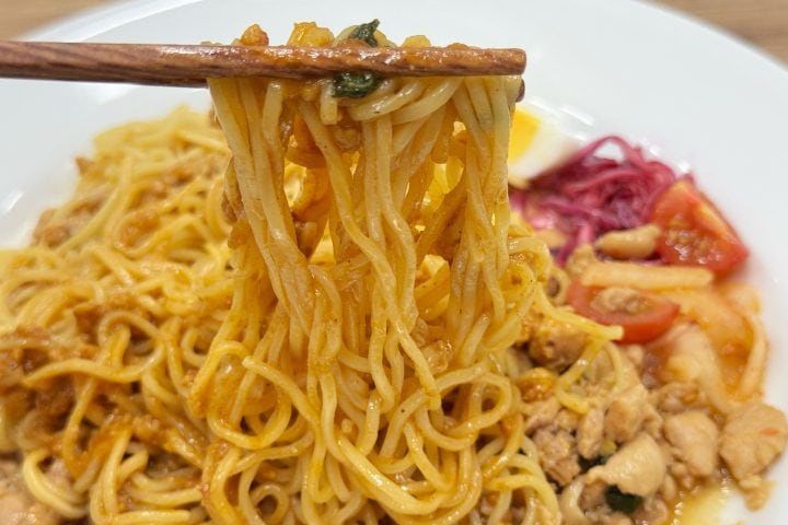 【SNSで話題】デニーズの定番ガパオがキーマカレーと合体!“1皿で3度おいしい”エリックサウス監修第2弾「あいがけそば」が本格的すぎた