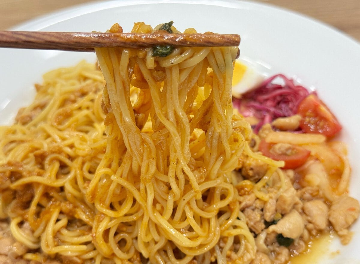 ガパオの旨味にキーマカレーの重厚なスパイスのコクが重なり合って、刺激的でありながらも奥深い、さらにやみつきになる美味しさに