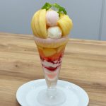 圧倒的ビジュアルと贅沢感！「フレッシュ桃をまるごと1個使ったフルーツサンデー」