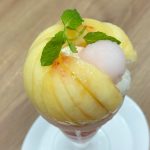 トップには、ツヤツヤと輝く大ぶりの桃果肉