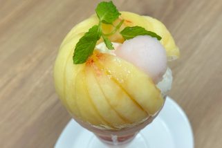 【SNSで大バズ“まっぷたつ？”パフェ】夏のデニーズは今年も「桃尽くし」！まるごと1個使用の極上サンデーほか、至福のスイーツ3品を徹底レポート