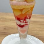 ひたすら瑞々しい桃を堪能した後は、掘り進めるごとに表情を変えるサンデーの層を楽しみます
