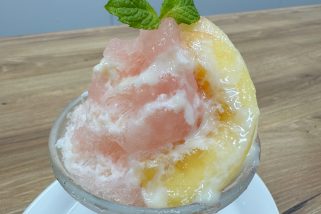 【SNSで大バズ“まっぷたつ？”パフェ】夏のデニーズは今年も「桃尽くし」！まるごと1個使用の極上サンデーほか、至福のスイーツ3品を徹底レポート