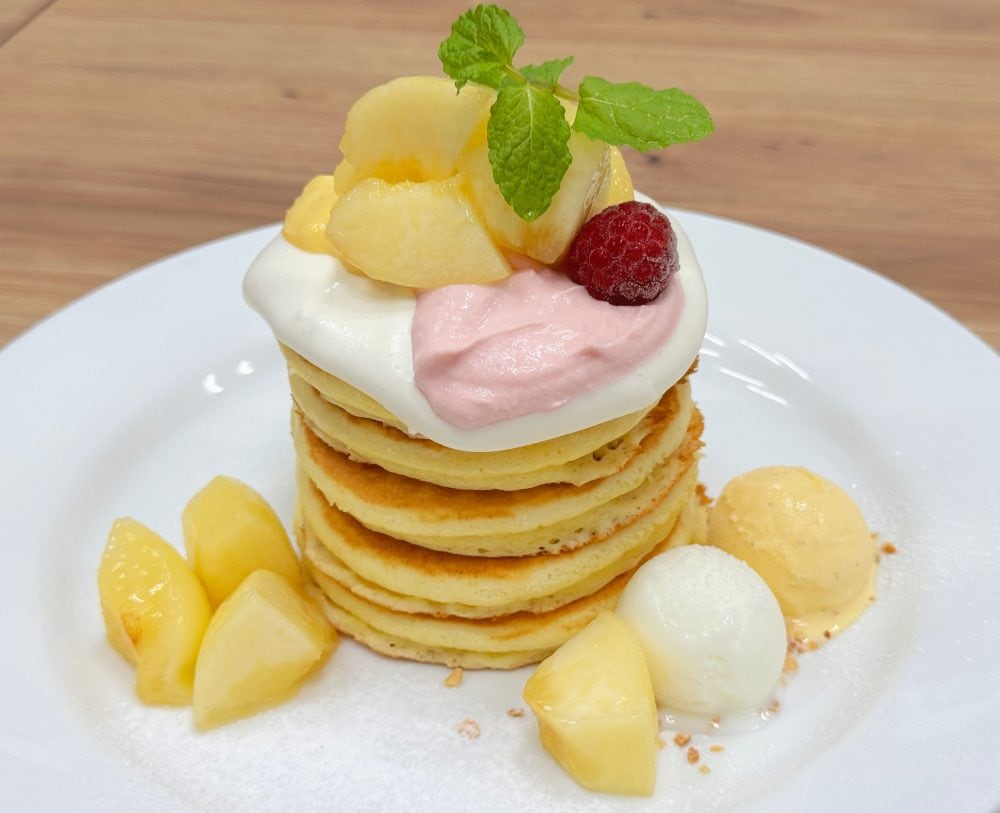 ガッツリ食べたい大人の“腹パン”メニュー！「フレッシュ桃のパンケーキ」