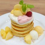 ガッツリ食べたい大人の“腹パン”メニュー！「フレッシュ桃のパンケーキ」