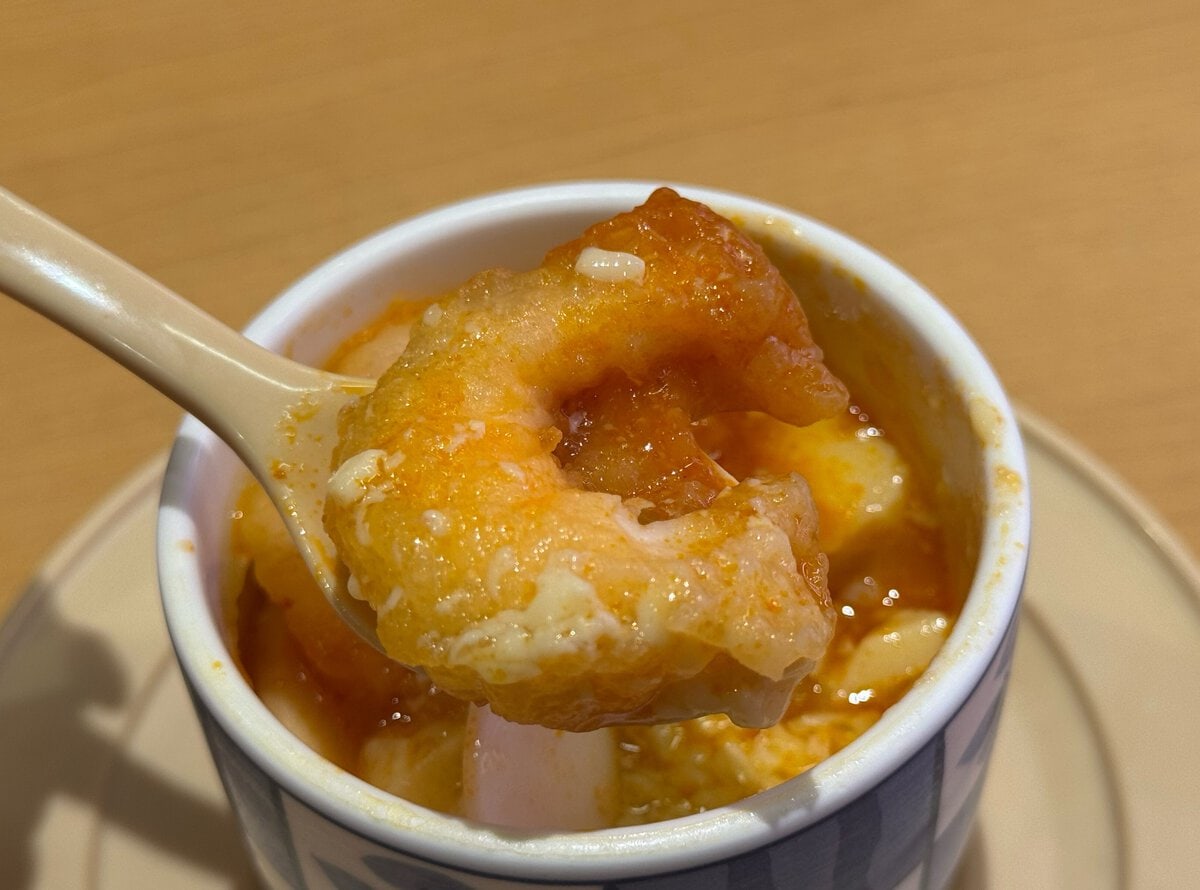 ぷりぷりのエビとコクのあるピリ辛ソースが、温かい茶碗蒸しのやさしい出汁と驚くほどマッチ