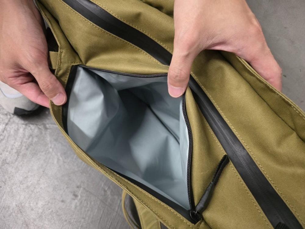 着用済み衣類などの汚れ移りを防いでくれる耐水ポケット