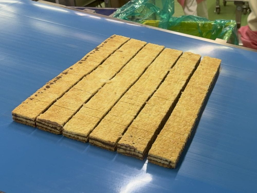 スライサーで生地を縦横にカット