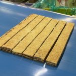 スライサーで生地を縦横にカット