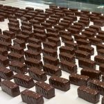 エンローバーという機械でチョコレートをかける