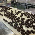 クーリングトンネルを通って、チョコレートが固まれば、出来立てのミルフィーユ！