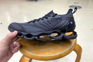 【完全限定】ミズノの最高峰が進化！奇跡のトリプルコラボを試し履き。黒×紫の「ウエーブプロフェシー」が傑作すぎる