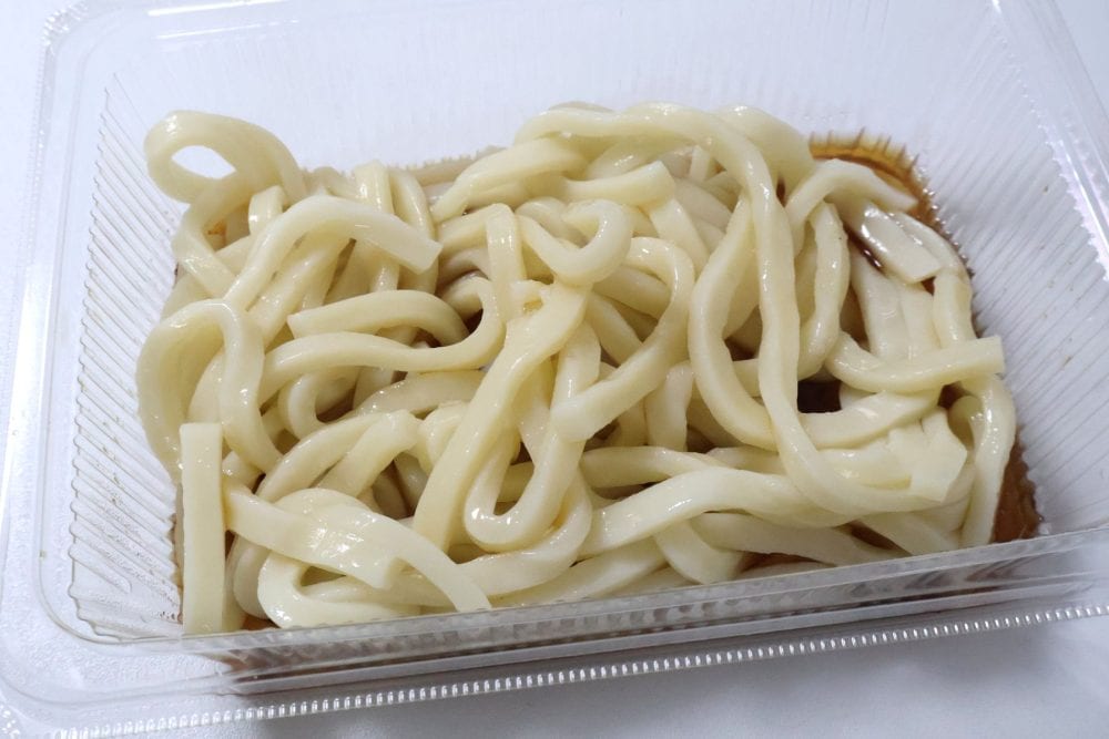 うどんをほぐし水でほどき、麵つゆを加える