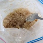 さらに細かくするにはスプーンなどで砕く