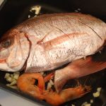 ニンニク、オリーブオイルとともに加熱