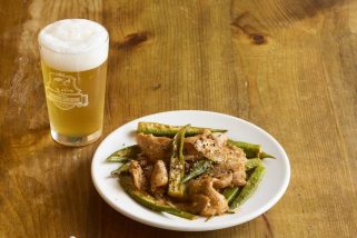 「このおつまみレシピ、激うま」ホワイトビールにマジで合う…高円寺メタルめし直伝の肉つまみ“味噌ケチャップ オクラ豚ミキサー”がサイコー！