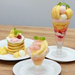 今年もデニーズが“桃尽くし”に！桃をまるごと1個使用の贅沢すぎる極上サンデーほか話題の「まっぷたつ？パフェ」まで徹底レポート