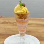 スマホの画面越しには完璧な映えビジュアルをキープしつつ実際のボリュームは通常パフェのほぼ半分という、映えを叶えながらフードロスも減らせる、画期的な進化系パフェ