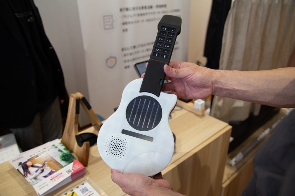 ピアノでもない、ギターでもない新しい楽器の選択肢として超話題となり、弾き語りが楽しすぎるし、しかも他に類を見ないビジュで累計10,000台突破した「インスタコード」の進化版