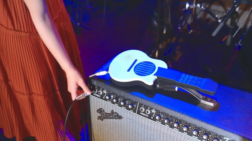 ギターアンプに接続してエレキギターと同じ⾳づくりを楽しむこともできる