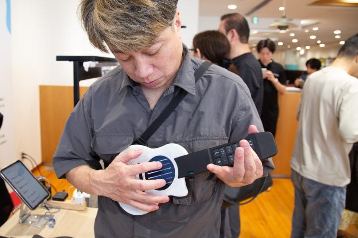 【ホントに誰でも弾けるギター】必要なのは指2本!?1万台売れた大バズ楽器の進化版「ストラモ」がリアルにギターしてる!