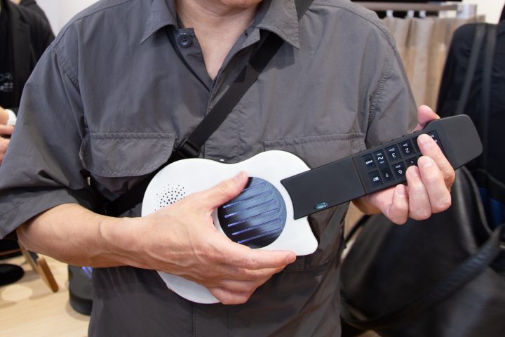 【ホントに誰でも弾けるギター】必要なのは指2本!?1万台売れた大バズ楽器の進化版「ストラモ」がリアルにギターしてる!