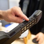 キー変換もでき、96種類のコードに対応しているので指2本でコード演奏ができる