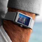 レクタングルケースの直線的なフォルムと有機的な文字盤の輝きが絶妙に調和し、洗練されたラグジュアリーを演出