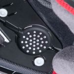 イヤーパッドプレートにはパンチング加工を施すことで、イヤーパッドを取り外した際もヘルメット内での音の反響を防ぐ効果を発揮する