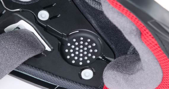 イヤーパッドプレートにはパンチング加工を施すことで、イヤーパッドを取り外した際もヘルメット内での音の反響を防ぐ効果を発揮する