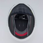 内装表面生地には、吸水速乾性生地、被り口に近くヘルメットの着脱時に肌と擦れやすい部分には柔らかい起毛生地を採用したハイブリッド仕様