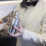 その中から素材をひとつ選ぶとカクテルを作ってくれます