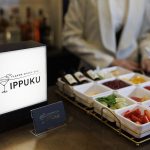 バーに見立てたブース「FLAVOR SHAKE BAR IPPUKU」が設けられ、バーテンダーに扮したマジシャンがマジックを披露